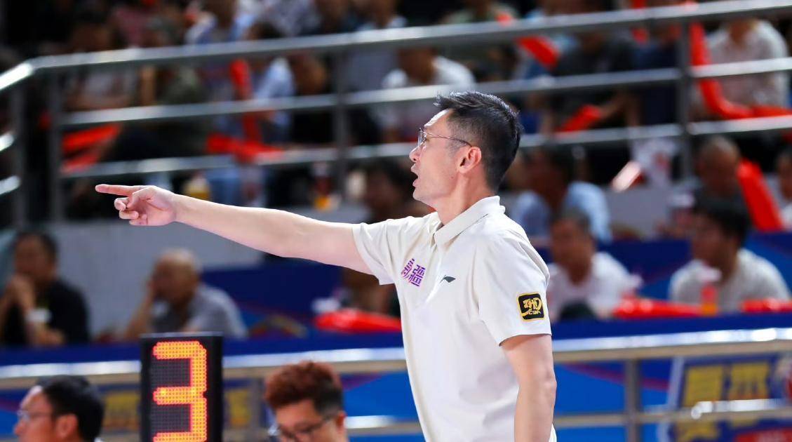 关于北京首钢训练开放日；今晚豪取连胜引欢呼；CBA季后赛在即；团队化学反应显著的信息